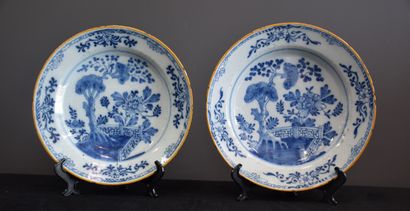 null Four Delft earthenware plates from the 18th century (slight chips).