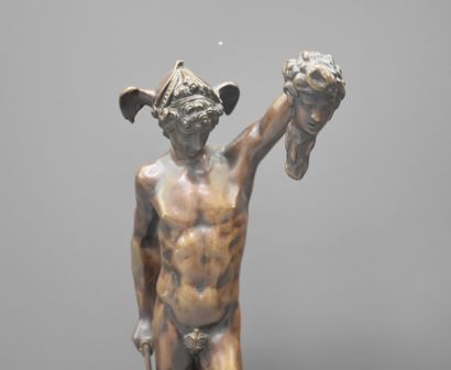 null 珀尔修斯拿着美杜莎的头。19世纪末的青铜质地，带有奖章的铜质，是根据文艺复兴时期本韦努托-切利尼的模型制作的，保存在佛罗伦萨。高度：77厘米。