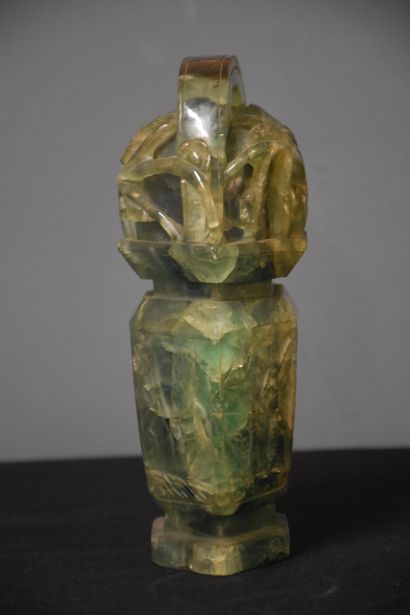 null Jade pot covered with one piece. China around 1900. Height : 21 cm.