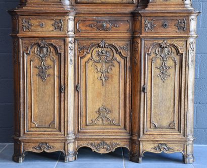 null Double carved oak display cabinet from Liège. Period XIX th century. Height...