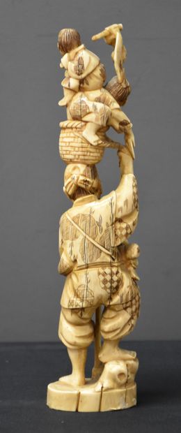 null Sculpture ivoire japonais. Signée. Fin XIXème siècle. Ht: 26 cm.