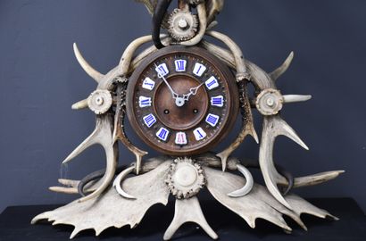 null Hunting clock. End of the 19th century. Made of deer antlers. Height: 87 cm...