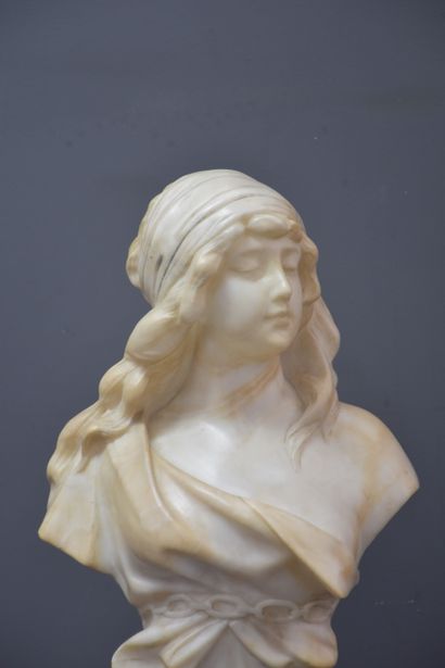 Ada CIPRIANI (1904-?) Ada CIPRIANI (1904-?) Alabaster bust on a green marble base....