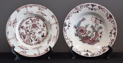 null Four Delft earthenware plates from the 18th century (slight chips).