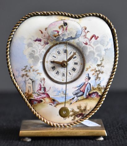 前面有珐琅彩的时钟，有浪漫的场景。19世纪末。高度：8厘米。
