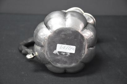 null 银色牛奶壶。木制手柄。1831年至1868年的比利时印记。重量：约200克。