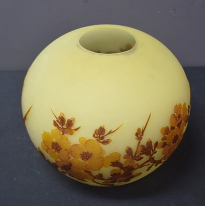 Emile Gallé. (Etablissements) Emile Gallé. (Etablissements). Vase boule en verre...