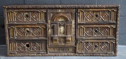  十七世纪的西班牙巴盖诺，装饰有阿拉伯式花纹的小储备，一个圣人和穿盔甲的人。钥匙孔的损坏）高度：47厘米。长度：104厘米。深度：30厘米...
