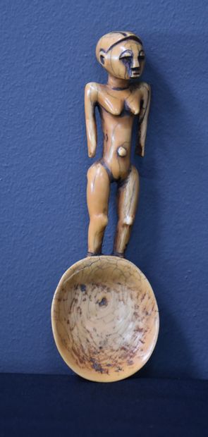 null Lot of two African ivory objects: a hairpin and a spoon.