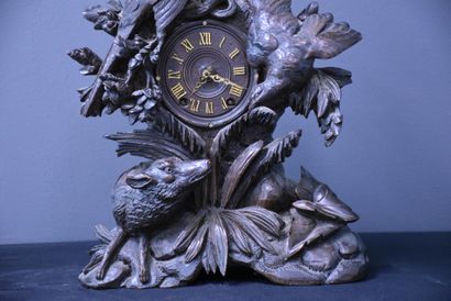 null Black forest carved wood hunting clock, 19th century. Height: 41 cm.