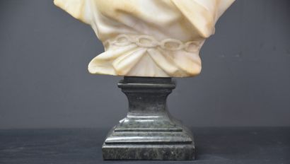 Ada CIPRIANI (1904-?) Ada CIPRIANI (1904-?) Buste en albâtre sur socle en marbre...