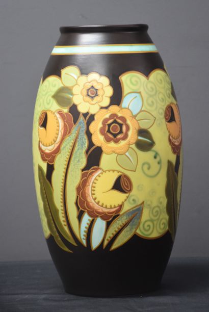null Boch Kéramis. Vase art déco à décor mat finish de fleurs. Ht : 29 cm.