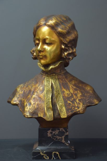 A. Gori (1895-1925). A. Gori (1895-1925). Bronze. Buste de jeune élégante. Socle...