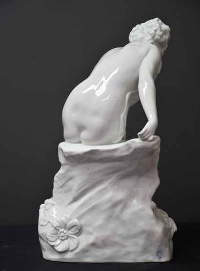null Porcelain group around 1900, the naked bather on the rock. Height : 36 cm.