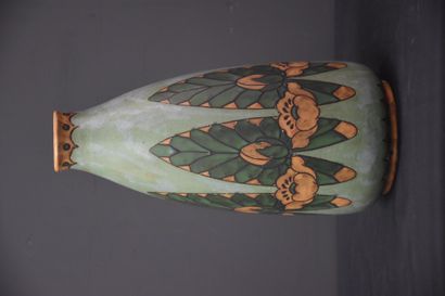 null Vase en grès Boch Kéramis, atelier Catteau, décor D 669. Ht : 29 cm.