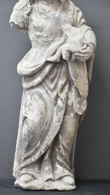 null Vierge en pierre sculptée vers 1600. Restaurations et manques. Ht : 64 cm.