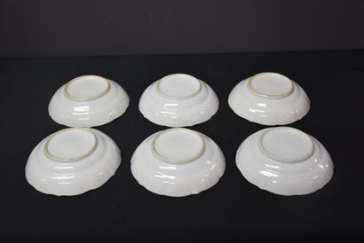 null Set of 6 porcelain cups and saucers presumed to be from the Compagnie des Indes....