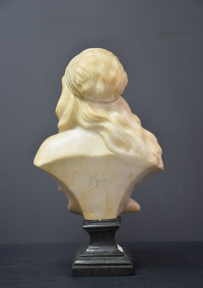 Ada CIPRIANI (1904-?) Ada CIPRIANI (1904-?) Alabaster bust on a green marble base....