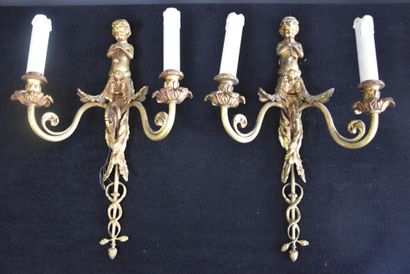 null Paire d'appliques en bronze vers 1900 décorées d'anges joueurs de flûtes. Ht...