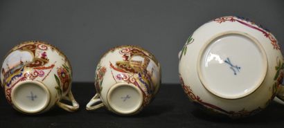 null 迈森瓷器的头对头服务，装饰有港口场景，根据现有的标记，可能由不同时期的作品组成。这套罕见的套装由一个茶壶、一个牛奶壶、一个糖碗、两个有盖的杯子及其碟子...