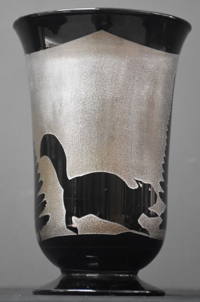 null Artver vase with sandblasted decoration with weasels. Height : 17 cm.