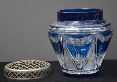 null Important Val Saint Lambert blue cut crystal flower holder. Small chip at the...