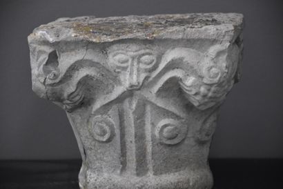 null Gothic period capital in carved stone decorated with archaic animal masks. Height...