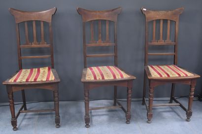 Gustave Serrurier-Bovy (1858-1910) 古斯塔夫-塞鲁里耶-博维（1858-1910）。一套三张的橡木椅子。