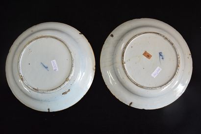 null Four Delft earthenware plates from the 18th century (slight chips).