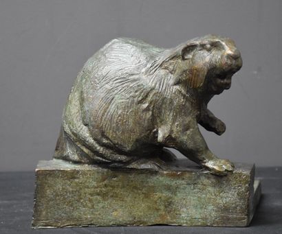 Josuë DUPON (1864-1935) Josuë DUPON (1864-1935) Bronze beaver with green patina....