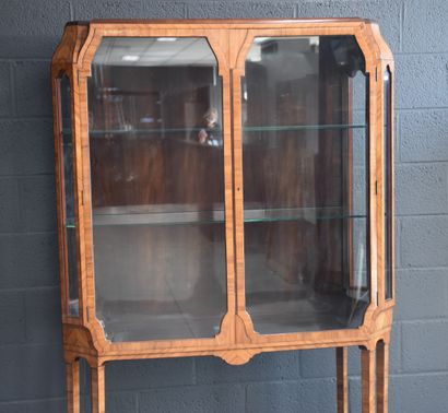 null A rosewood veneered display cabinet circa 1920. Height : 182 cm. No key.
