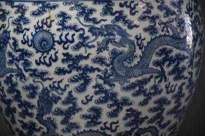 null Important aquarium en porcelaine de Chine à décor de dragons pourchassant la...