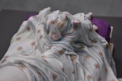 null Importante sculpture en porcelaine d'Andenne : Elégante à demi-dénudée sur une...