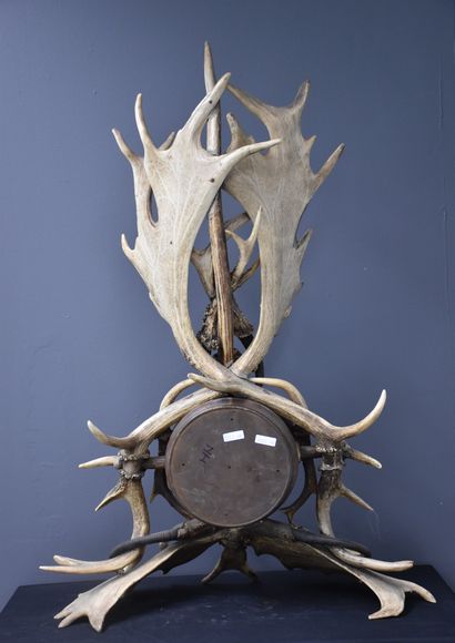 null Hunting clock. End of the 19th century. Made of deer antlers. Height: 87 cm...
