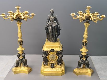 null Imposante garniture de cheminée historiciste en bronze doré et patiné vers 1840....