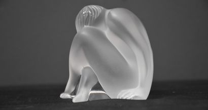 null Lalique. Femme jambe croisée en cristal blanc. Travail contemporain vers 2007....