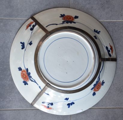 null Imari porcelain dish decorated with carps. Japan 19th century. Diameter : 55...
