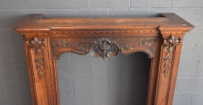null Carved oak mantel in the Liège style around 1900. Height : 130 cm. Length :...