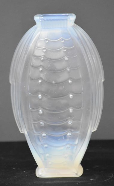 null Sabino. Art deco vase in opalescent molded glass. Height : 18 cm. Signed.