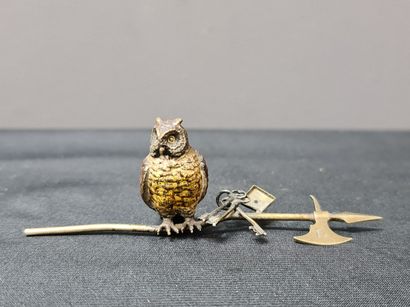 来自维也纳的多色青铜器，猫头鹰持戟。高度：3.5厘米 宽度：11厘米。