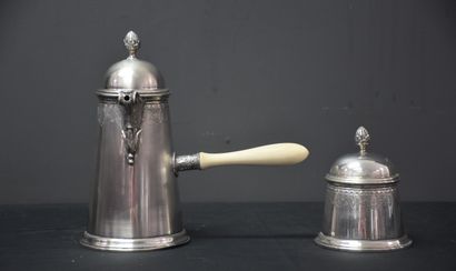 带侧把手的咖啡壶和它的有盖糖碗都是刻银800，路易十四风格。手柄为象牙色。重量：...