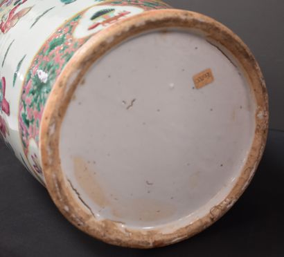 null Vase en porcelaine de Chine XIX ème décoré de scènes folkloriques animées de...