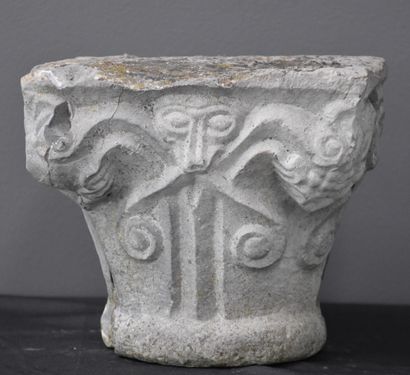 null Gothic period capital in carved stone decorated with archaic animal masks. Height...