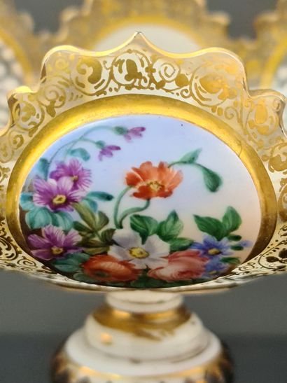 null 波西米亚水晶碗，涂有黄金，并在储备中装饰有绘画肖像和花束。银色的脚。边缘有小缺口。高度：17厘米。