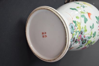 null Vase en porcelaine de Chine à décor de pivoines et de grenades. Ht : 44 cm.