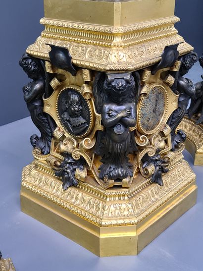 null Imposing historicist mantel set in gilded and patinated bronze circa 1840. The...