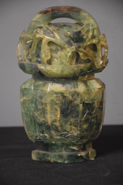 null Pot en jade couvert d'une seule pièce. Chine vers 1900. Ht : 21 cm.