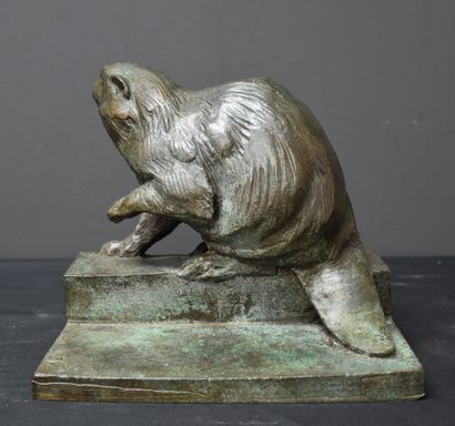 Josuë DUPON (1864-1935) Josuë DUPON (1864-1935) 青铜海狸，有绿色铜锈。铸造厂印章De Blick。高：16厘米。
