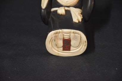 null Ivory and wood carved figure. Japan 19th century. Signed. Height : 14,5 cm