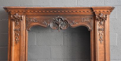 null Carved oak mantel in the Liège style around 1900. Height : 130 cm. Length :...